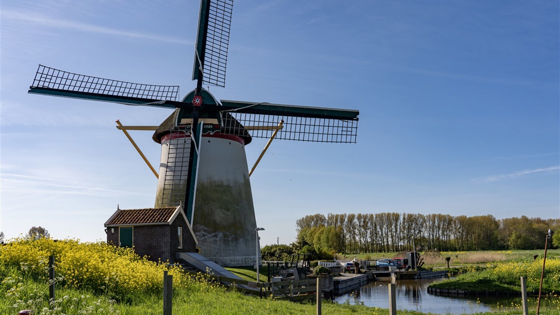 De Groeneveldse molen aan de rand van 't Woudt. 