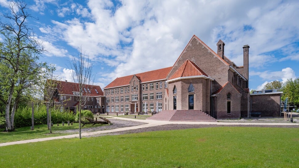 Het historische Missiehuis uit 1928 is het enige overgebleven seminariumgebouw in Westfriesland en daarom een gemeentelijk monument. 