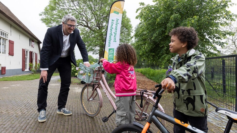 Wethouder Arjen Kapteijns is blij met het recordaantal ingeleverde kinderfietsen.