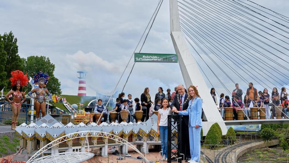 De inhuldiging van het nieuwe gedeelte van Rotterdam door de kinderburgemeester van Rotterdam, Dominique, de burgemeester Aboutaleb en de burgemeester van Madurodam Noor.