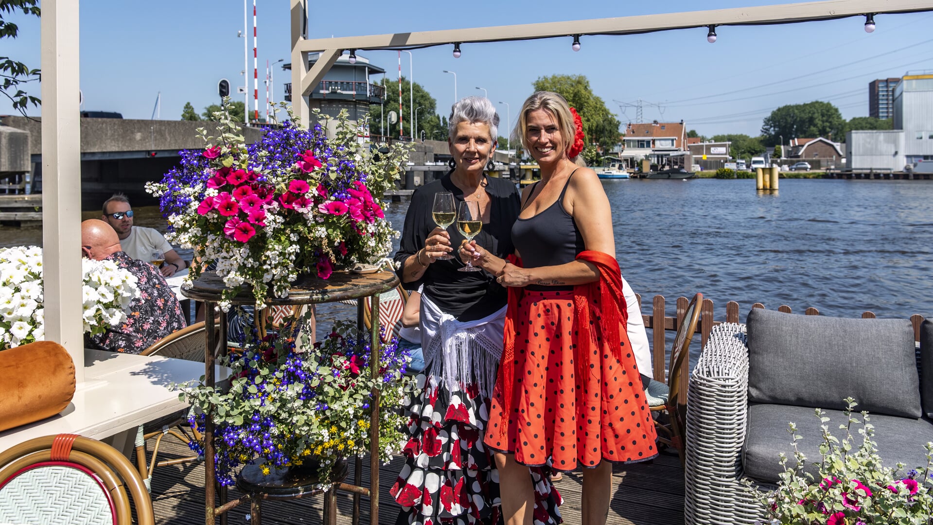 Karin (links) en Marinde zien uit naar zondag, het eerste lustrum van de Rioja Zomertour langs de Zaan. 