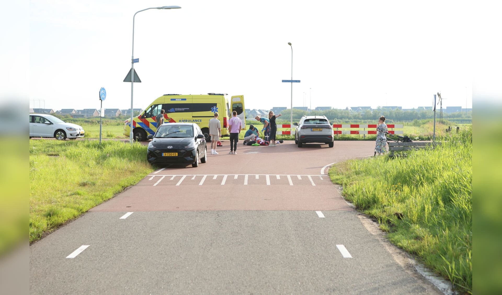 FOTO’S: Ongeluk Op Zuiderweg/Communicatieweg Assendelft: Fietser Met ...