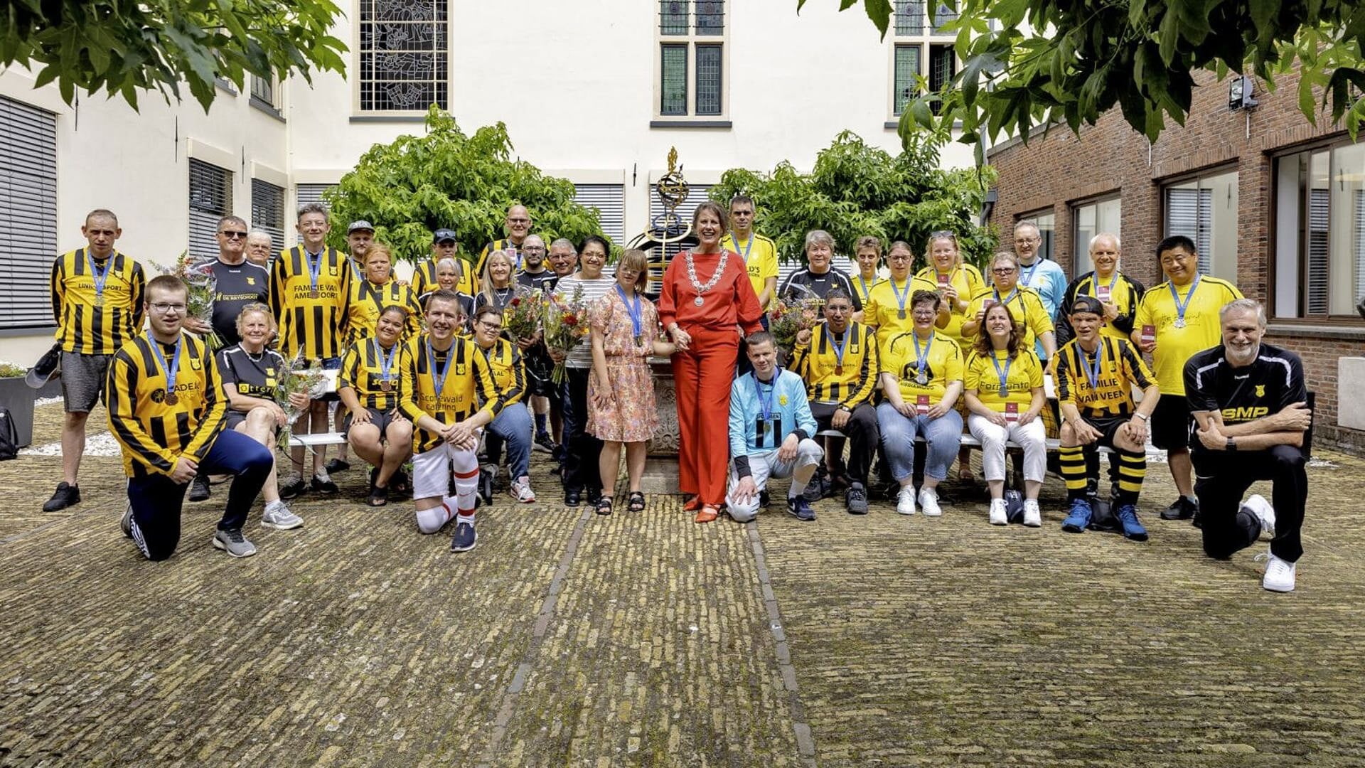 Sporthelden van G-teams SV Koedijk en de Alkmaarse Kim Visser gehuldigd om  prestaties tijdens de Special Olympics | Al het nieuws uit Alkmaar