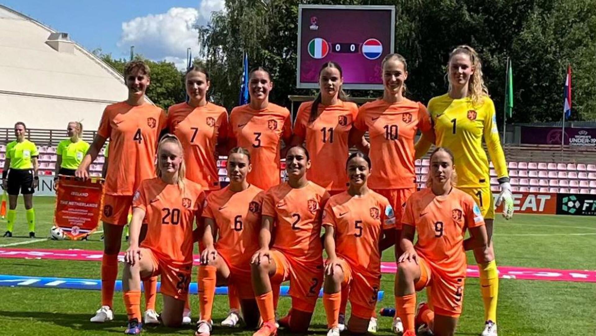 Op de voorste Oranje O19 rij Jasmijn van Uden (6) en Daliyah de Klonia (2)