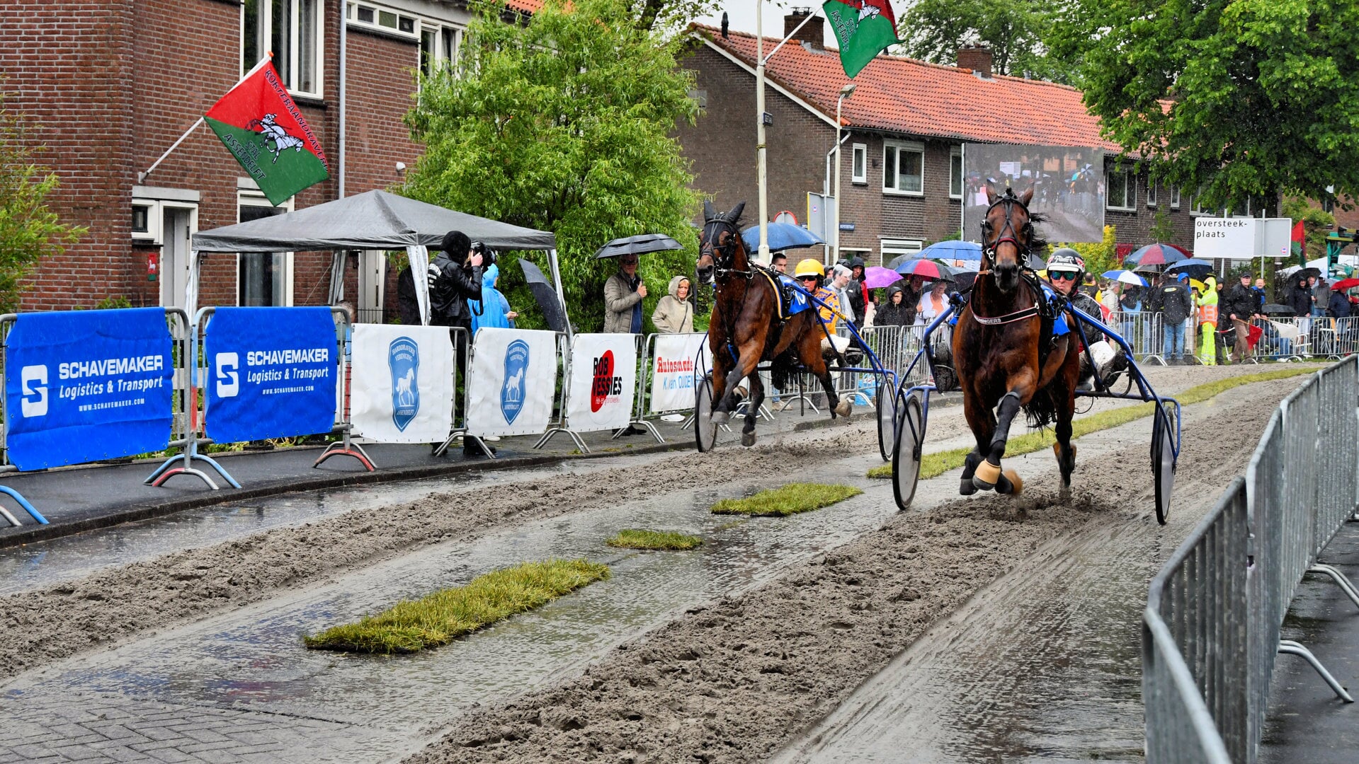 Even na het middaguur brak de moesson los boven de paarden en het publiek.  