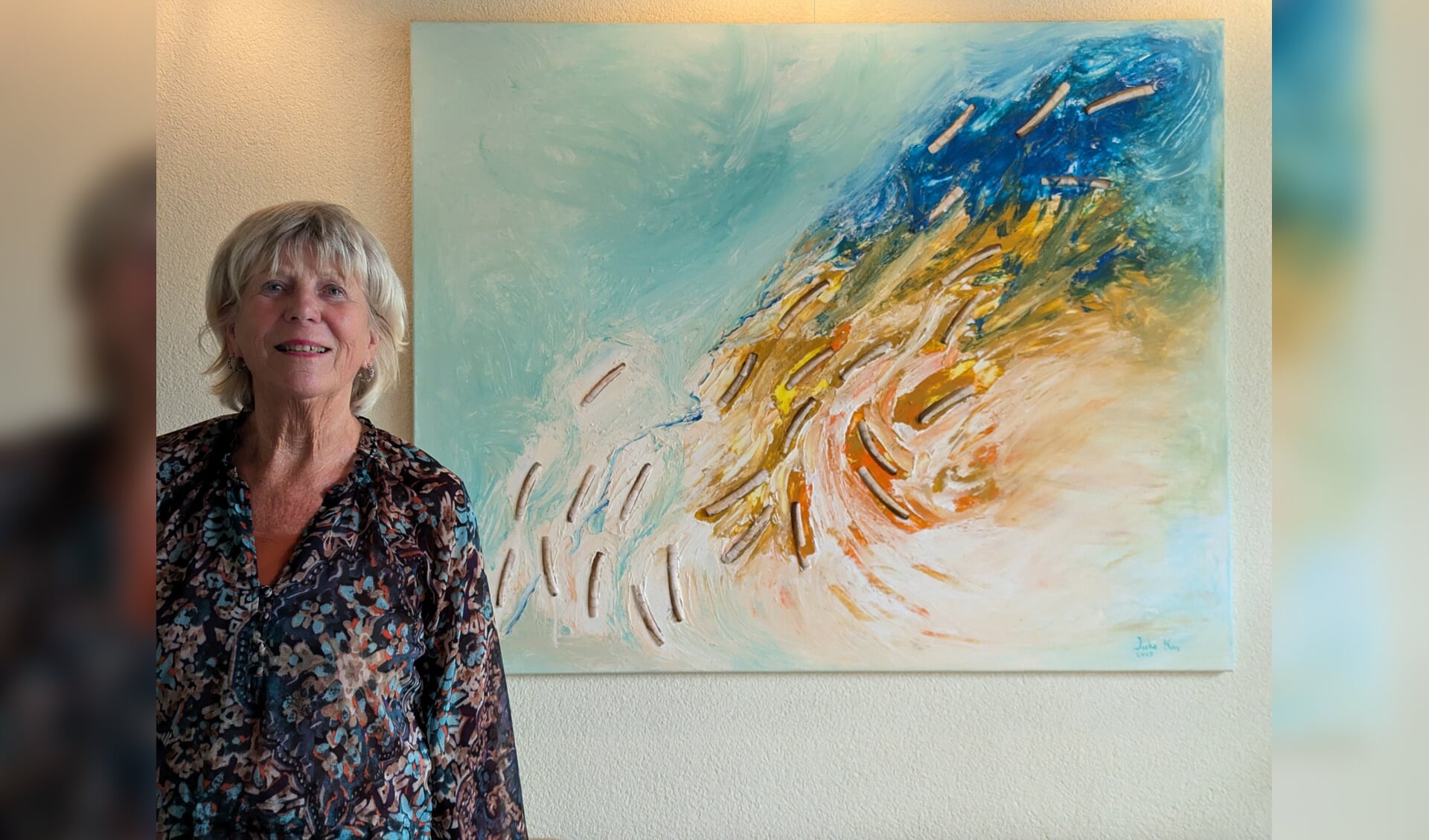 Ineke bij haar schilderij 'Impressie van de zee'.