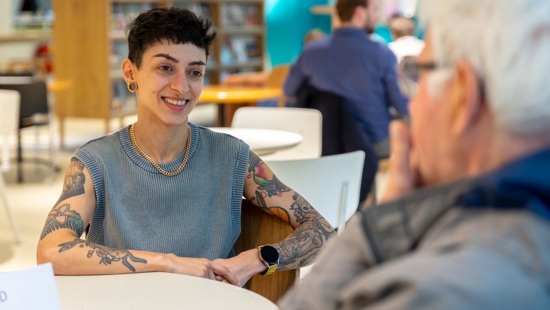 Er komen ongeveer tien levende boeken naar De Bieb Zaandam, waaronder: een klimaatactivist, een deeltijd transgender persoon en een asielzoeker.  