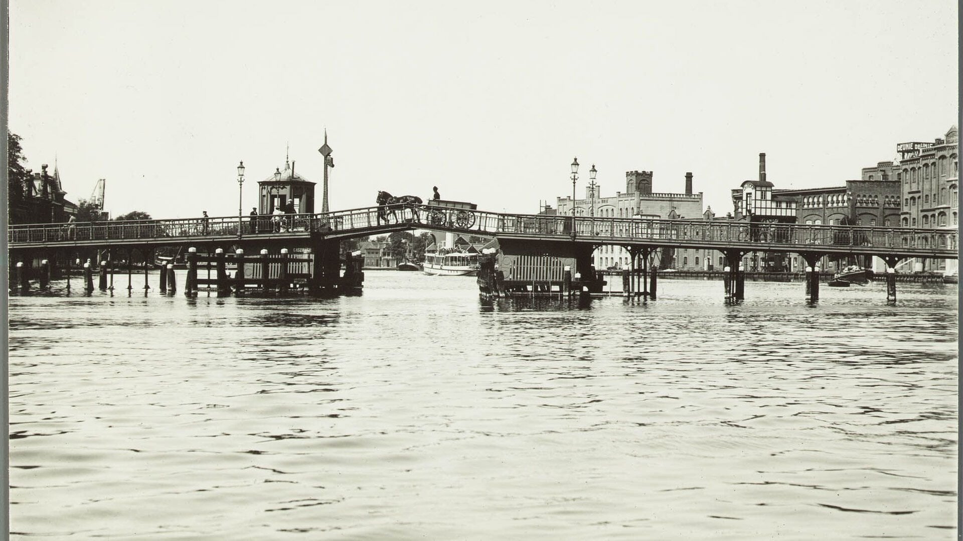 Heerlijk nostalgisch beeld van hoe de Zaanbrug er ooit uitzag.