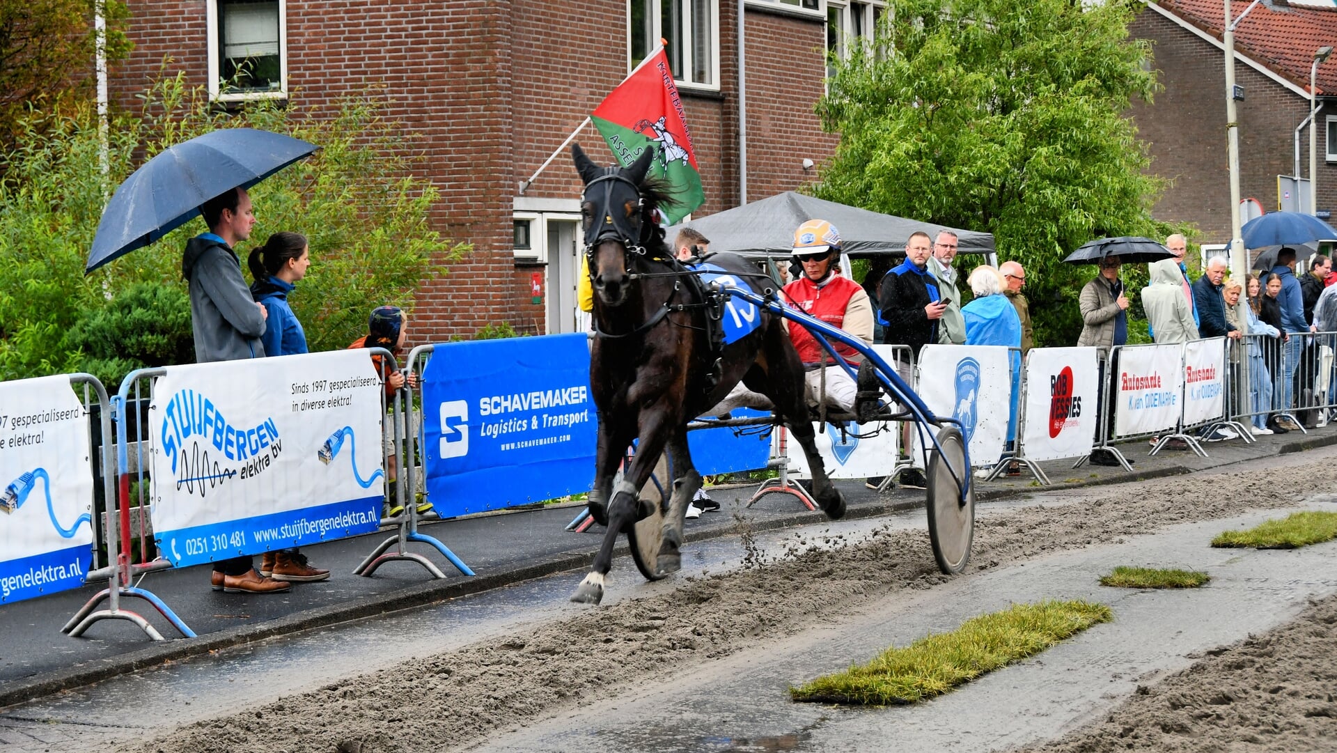 Letterlijk in vliegende galop... En dat terwijl de regen op dat moment steeds harder begon afgelopen jaar.  