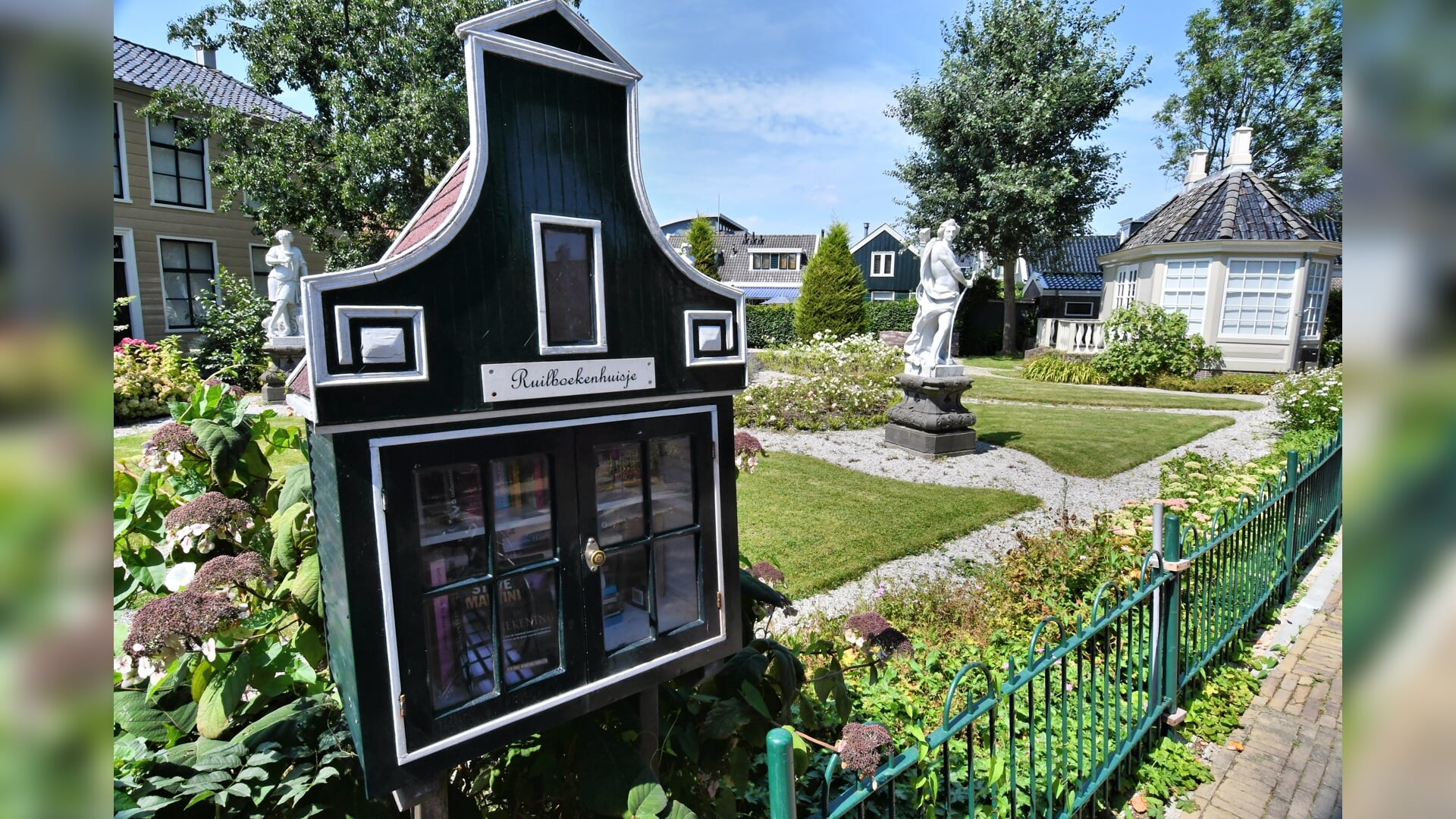 Voor het Weefhuis staat een echt Zaans ruilboekenhuisje.  