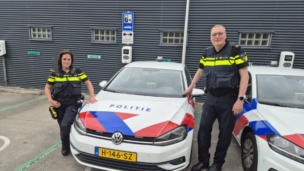 Wijkagenten Petra Boon (links) en Ronald Jonkman (rechts).
