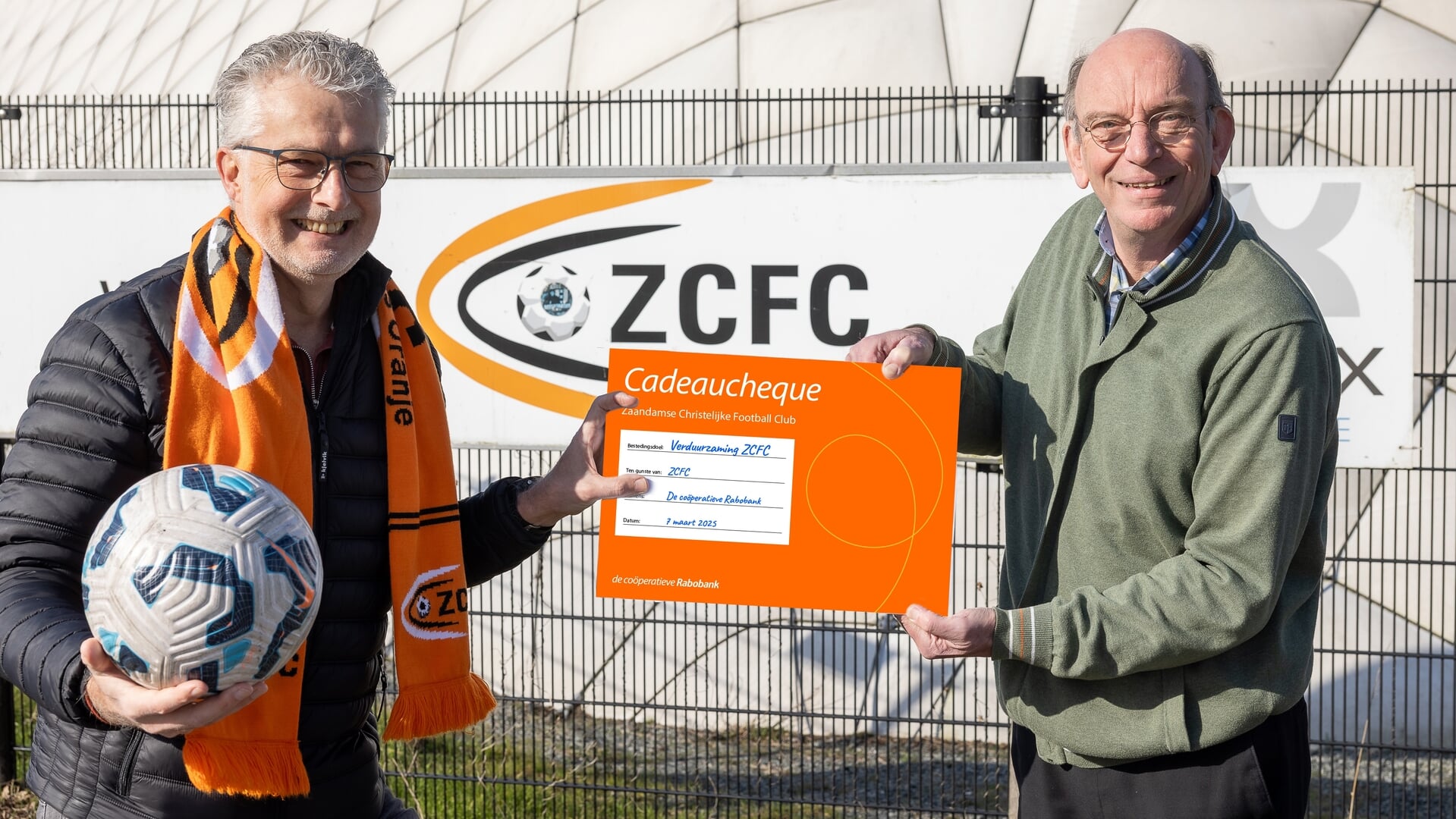 Hans Sijbrandij (op de foto rechts) reikt cheque uit aan Rob Wooldrik (ZCFC).