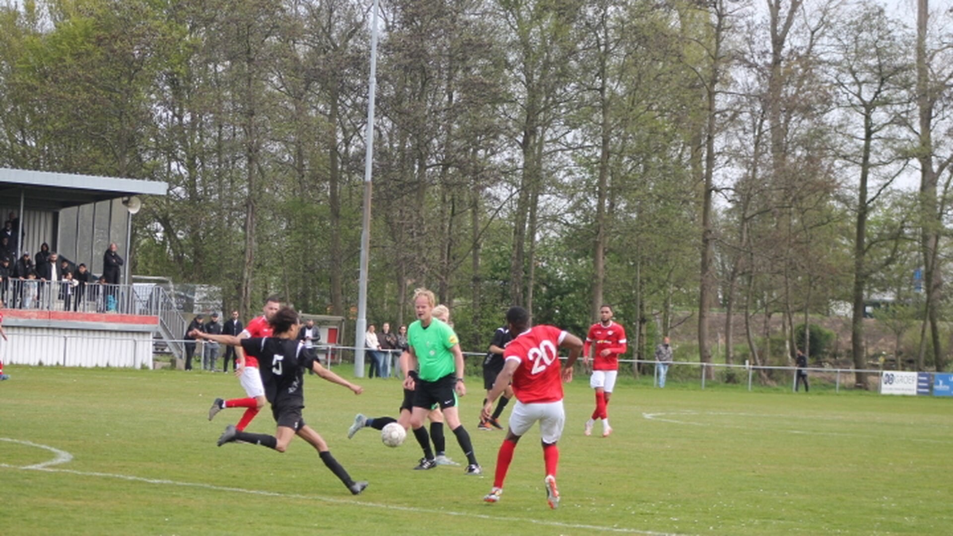 Staat die arbiter daar wel handig?