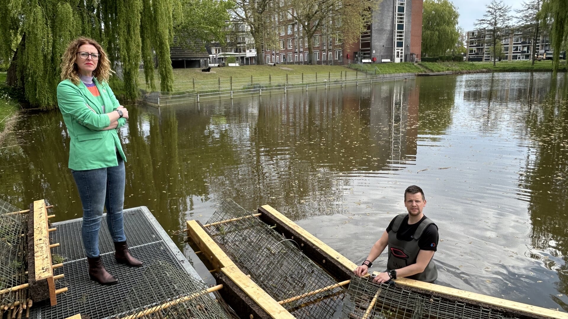 Wethouder Denise Mulder (VVD) bij de plaatsing van de drijvende eilanden in het Vondelpark.