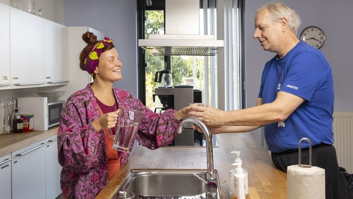 Roland krijgt koffie van coördinator Lizette.
