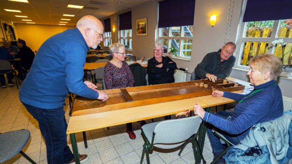 Sjoelen in Wijkcentrum Swaenswijk.