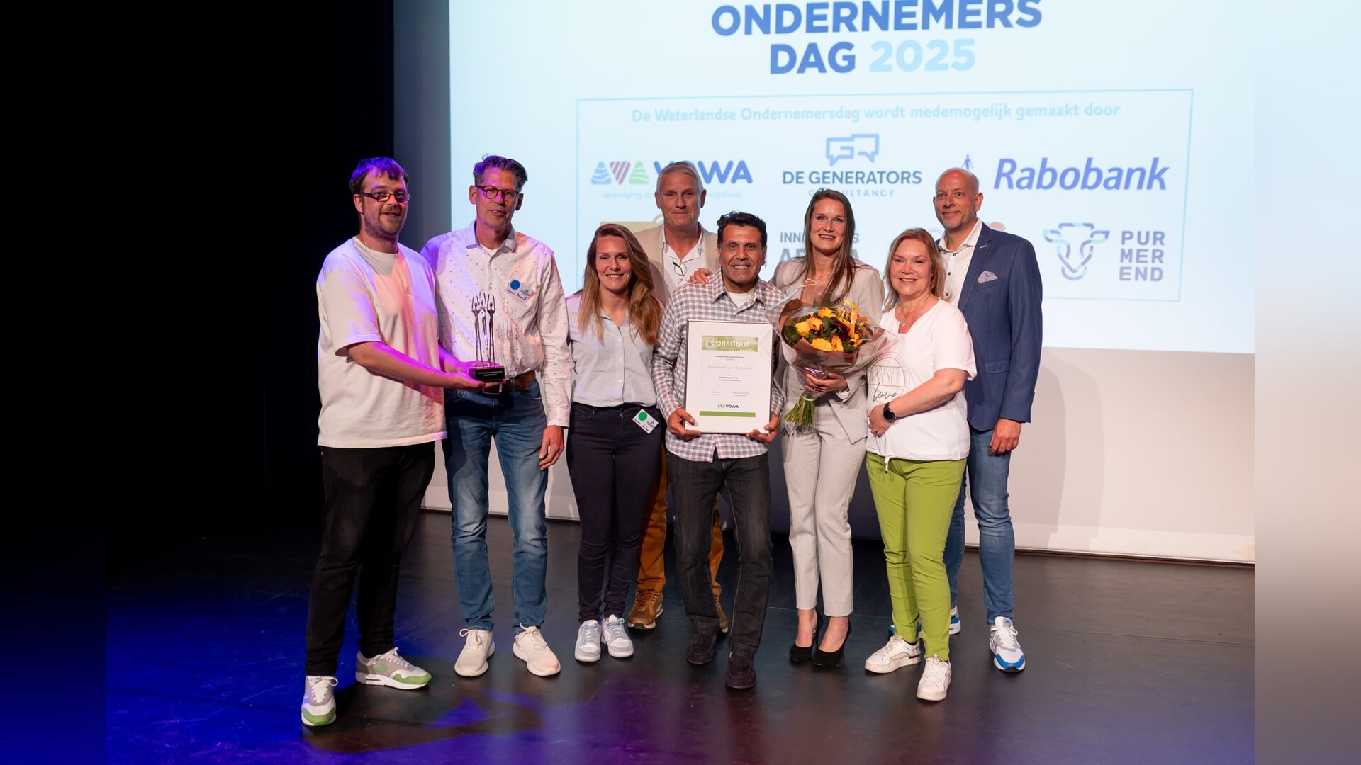 De familie Mastenbroek met een aantal medewerkers. Midden Gerard Mastenbroek, en rechtsachter VOWA-voorzitter Thierry van der Weide.