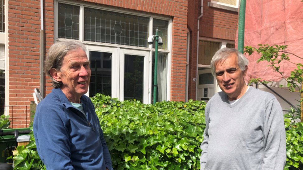 Bert Wentink (links) en Walter Schrader voor de voortuin van Bert waarin al een fijnstofsensor staat.