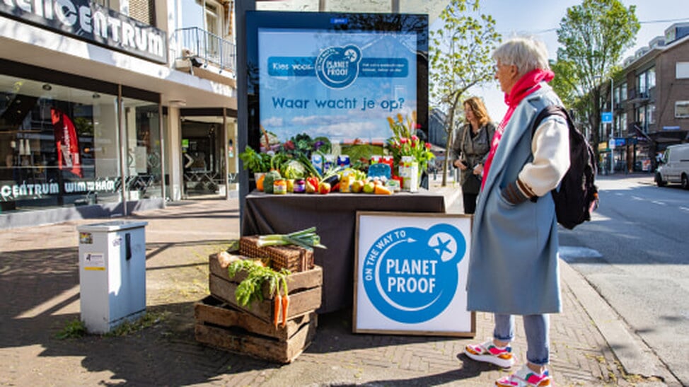 Reizigers verrast met tafel vol duurzamere boodschappen op de Theresiastraat.