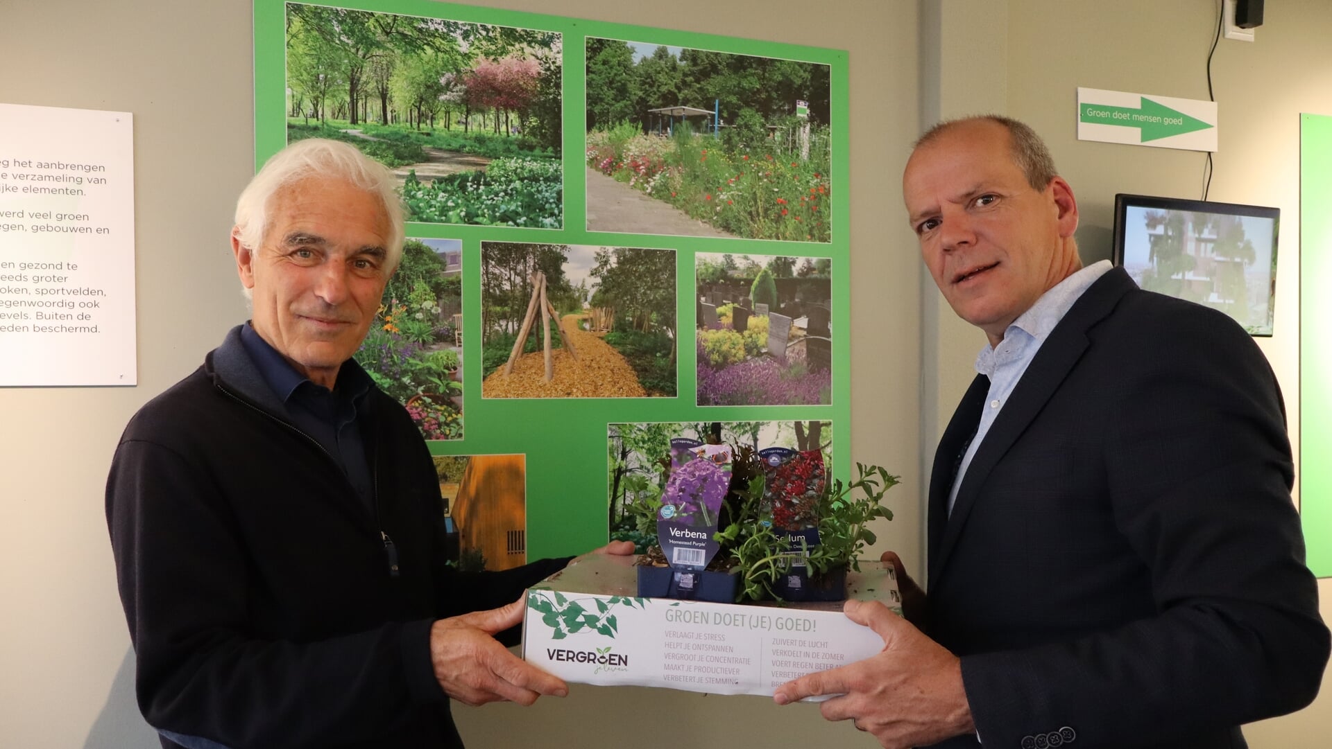 Voorzittrer Michiel Gerritsen en wethouder Gert-Jan Schotanus: 'Het is belangrijk om te kijken wat wij zelf kunnen doen om onze leefomgeving groen te maken.'