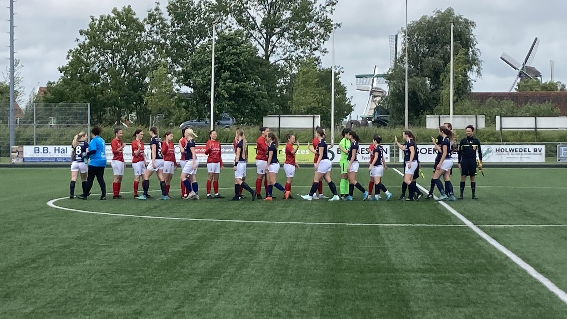 De Zaandijksen ontvangen hun gasten uit Zuid-Limburg.