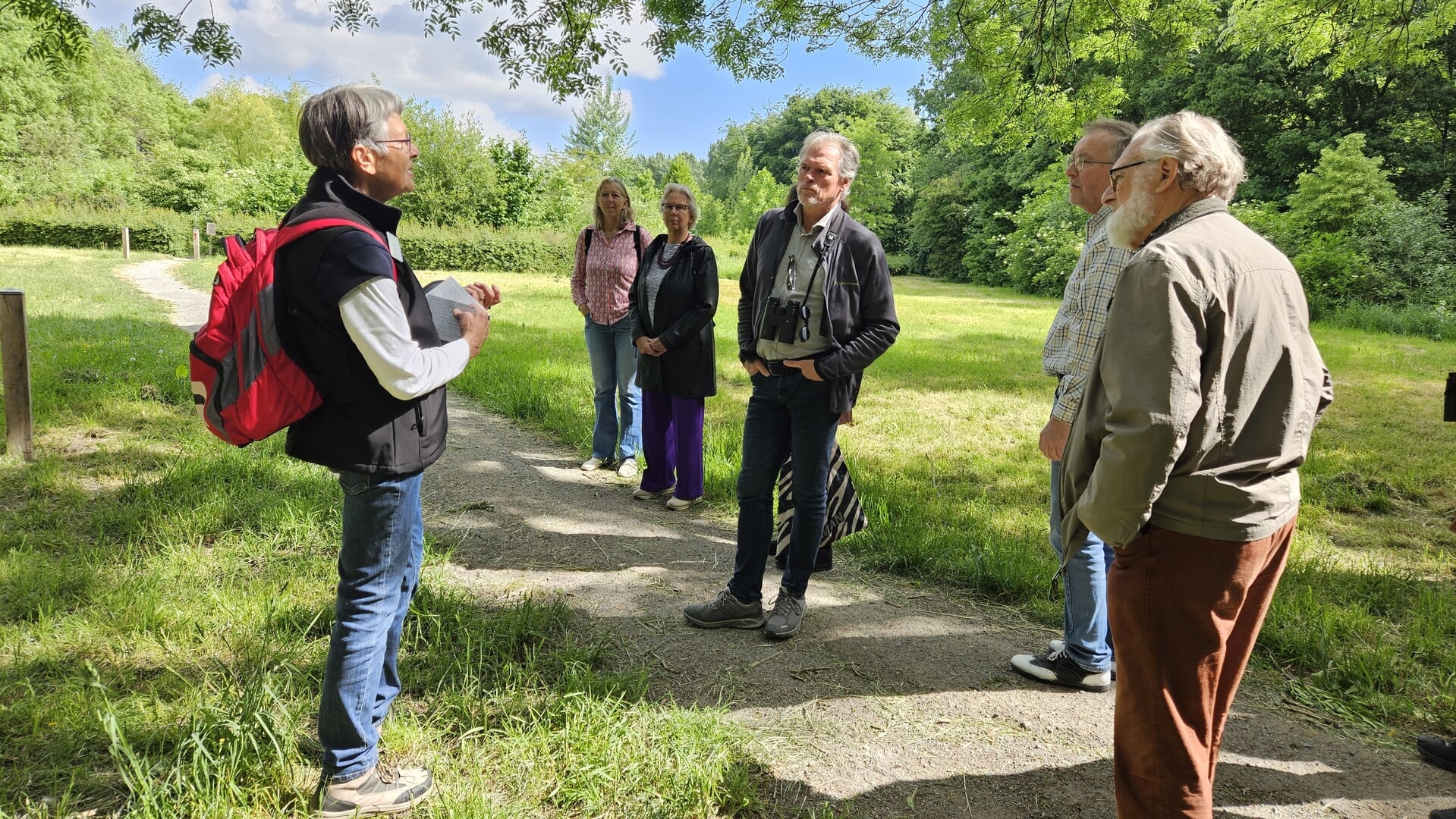 IVN-natuurgids Francis Holthuizen vertelt onderweg leuke weetjes over de natuur.