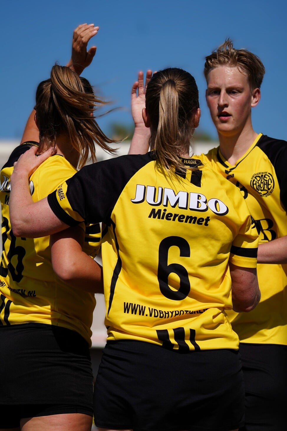 De spelers van de club uit de Baambruggestraat vieren de overwinning op PKC.