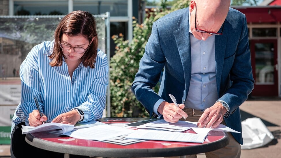 Na de ondertekening kan de bouw beginnen.