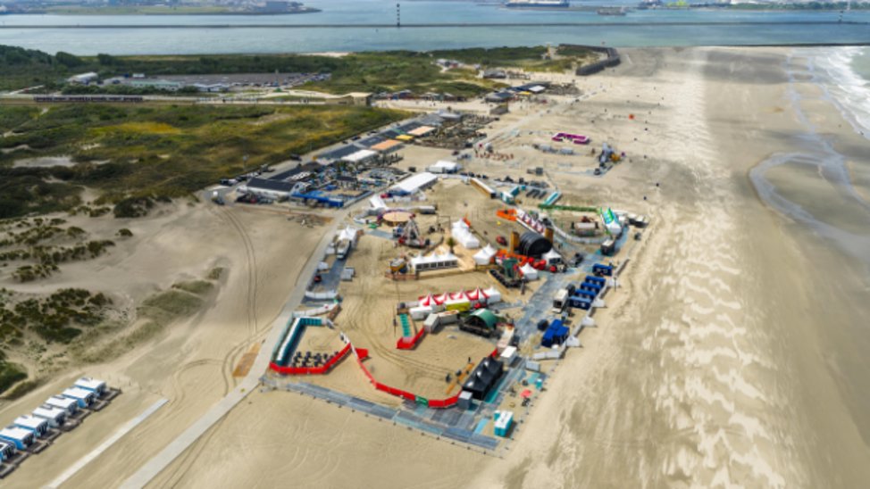 De opbouw van de festivalterreinen is in volle gang.