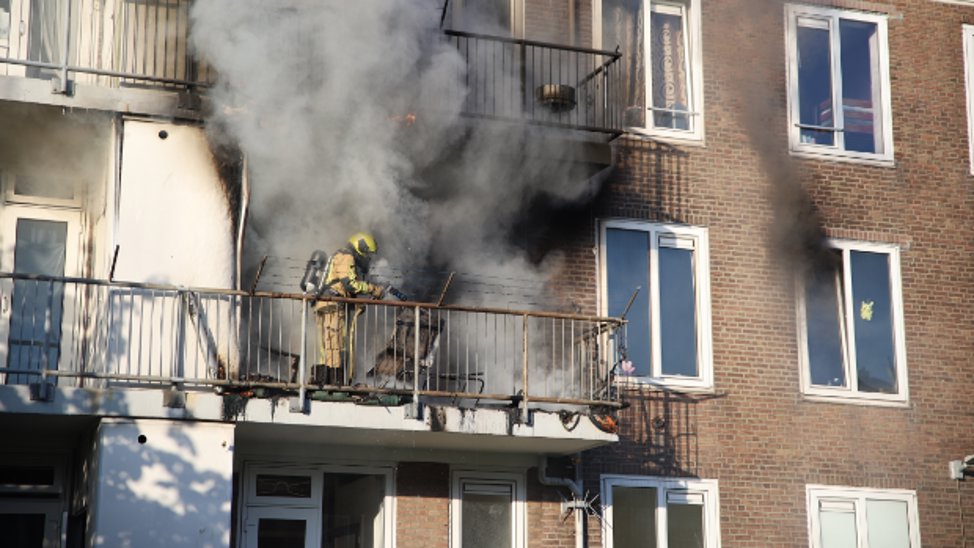 Veel schade na uitslaande brand op balkon Anna Bijnslaan Den Haag
