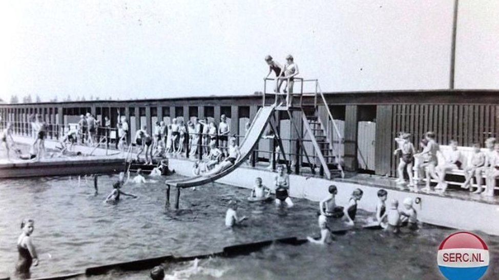 Een zwembad in Alphen in vroeger tijden.
