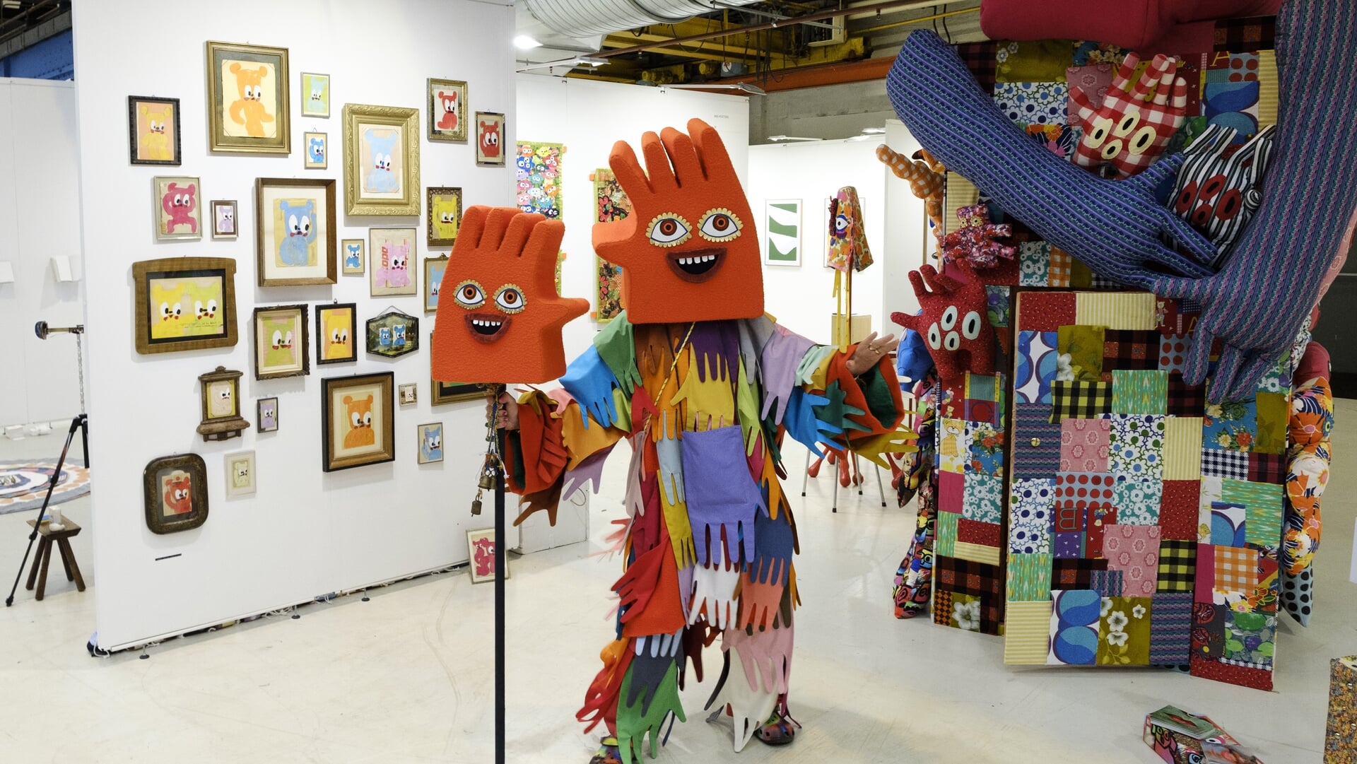 Ook dit 'handenpak' dat Bas Kosters ontwierp maakt deel uit van de expositie An exercise in JOY oftewel een oefening in vreugde.