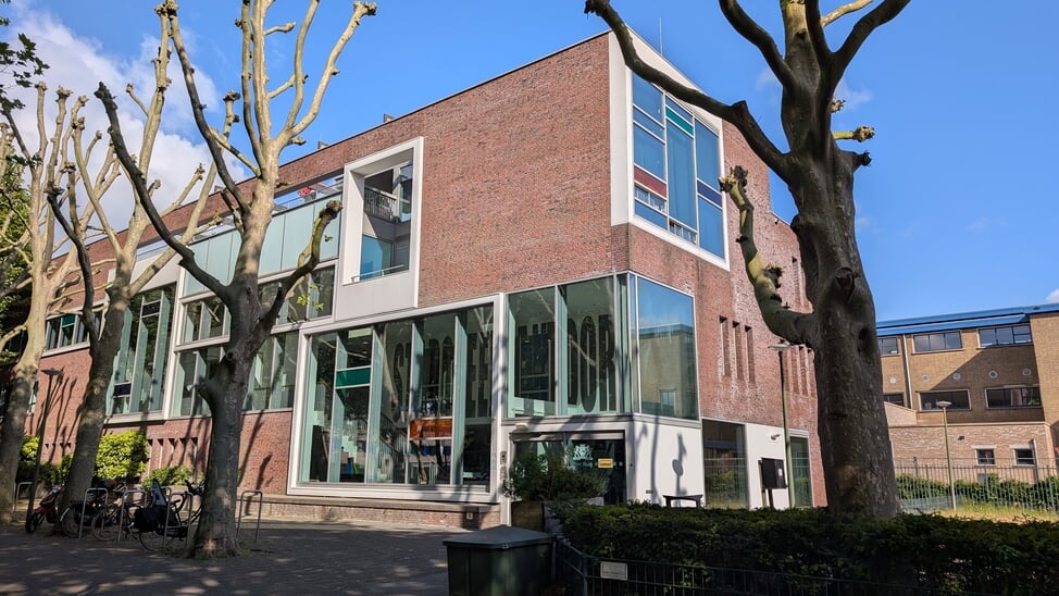 Stadsdeelkantoor Haagse Hout aan de Loudonstraat in het Bezuidenhout. 