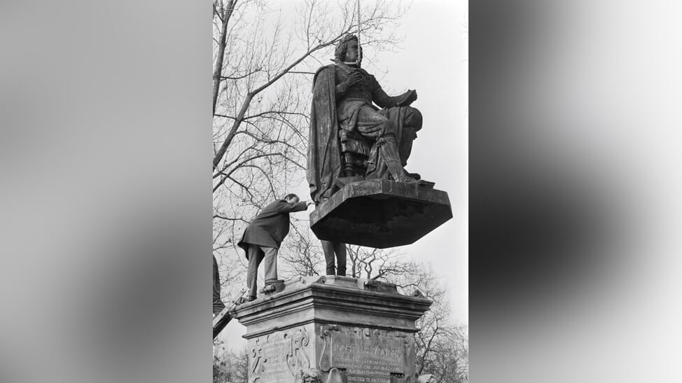 Gerestaureerd beeld van Vondel wordt weer op sokkel geplaatst.