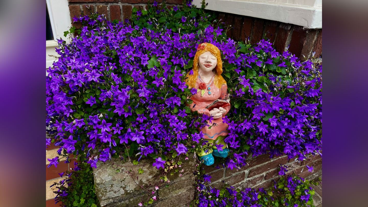 Geveltuin met beeld in Haarlem.