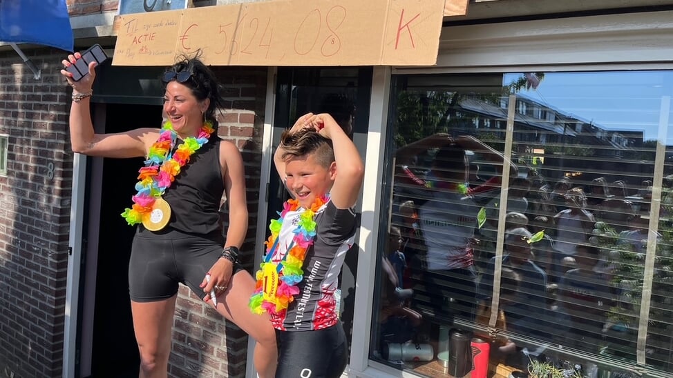 Fil Jentink en zijn moeder Lana van der Meer laten het opgehaalde bedrag zien.