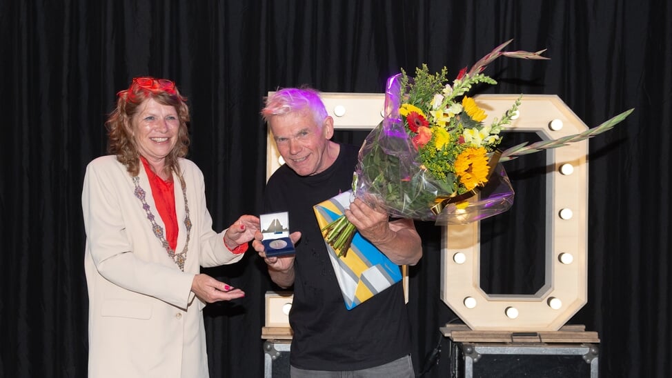 Jaap de Wit ontving de zilveren erepenning van de gemeente Enkhuizen uit handen van Burgemeester Jeltje Hoekstra-Sikkema.  