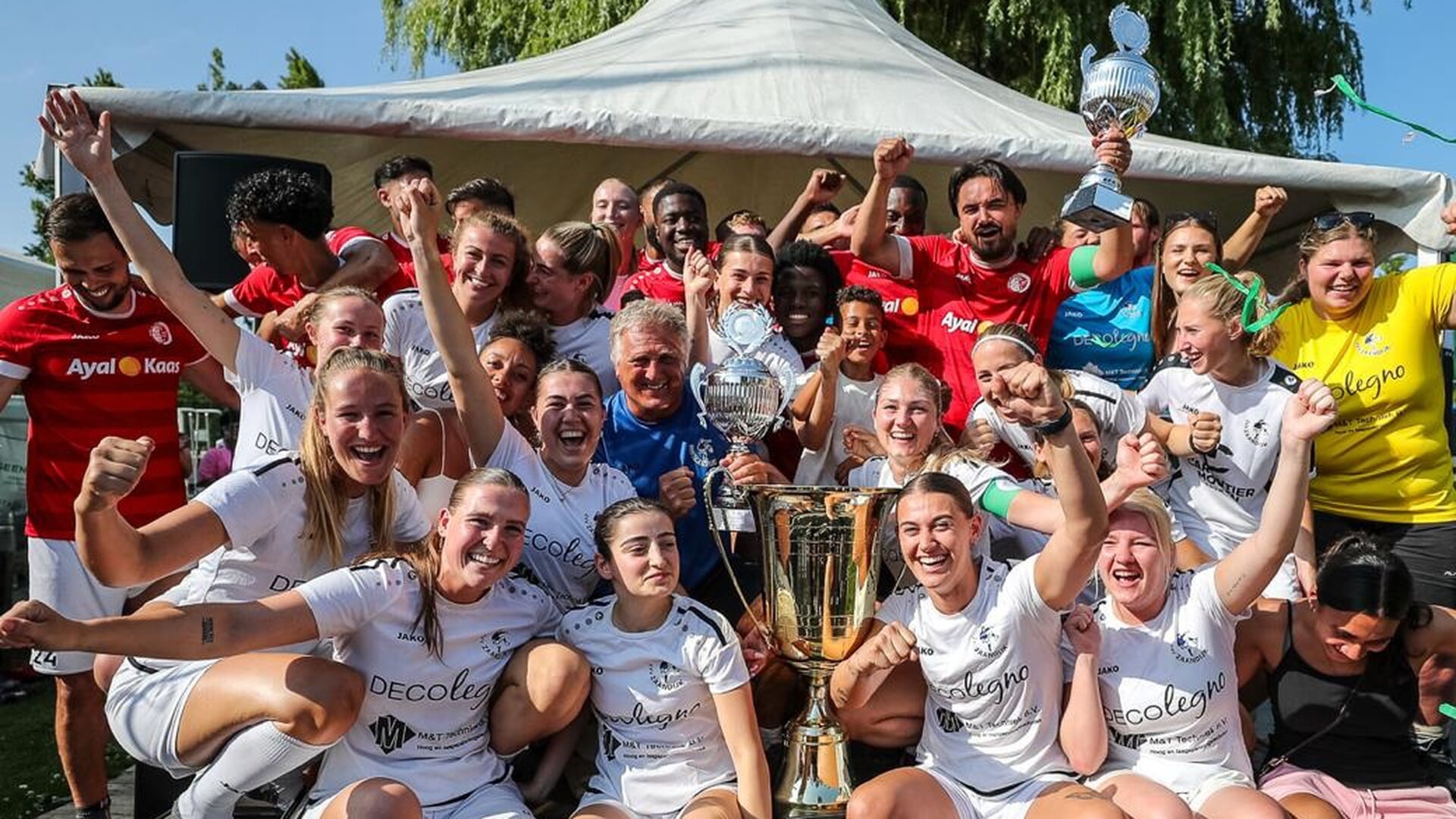 De jubelende winnaars Zaandijk en Rood Wit Zaanstad