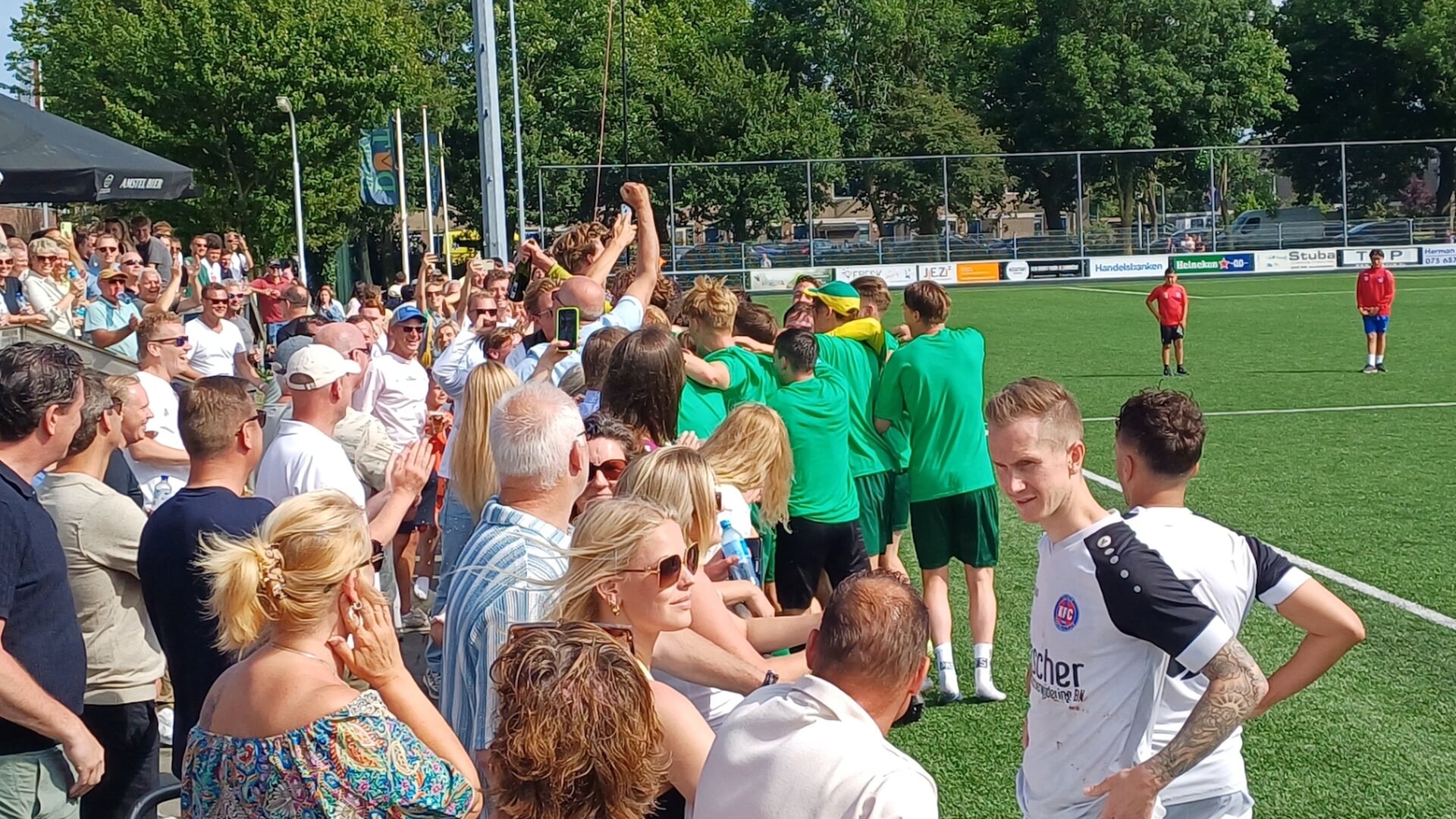 Waar Uitgeest feest viert vanwege de promotie kijkt KFC teleurgesteld toe.
