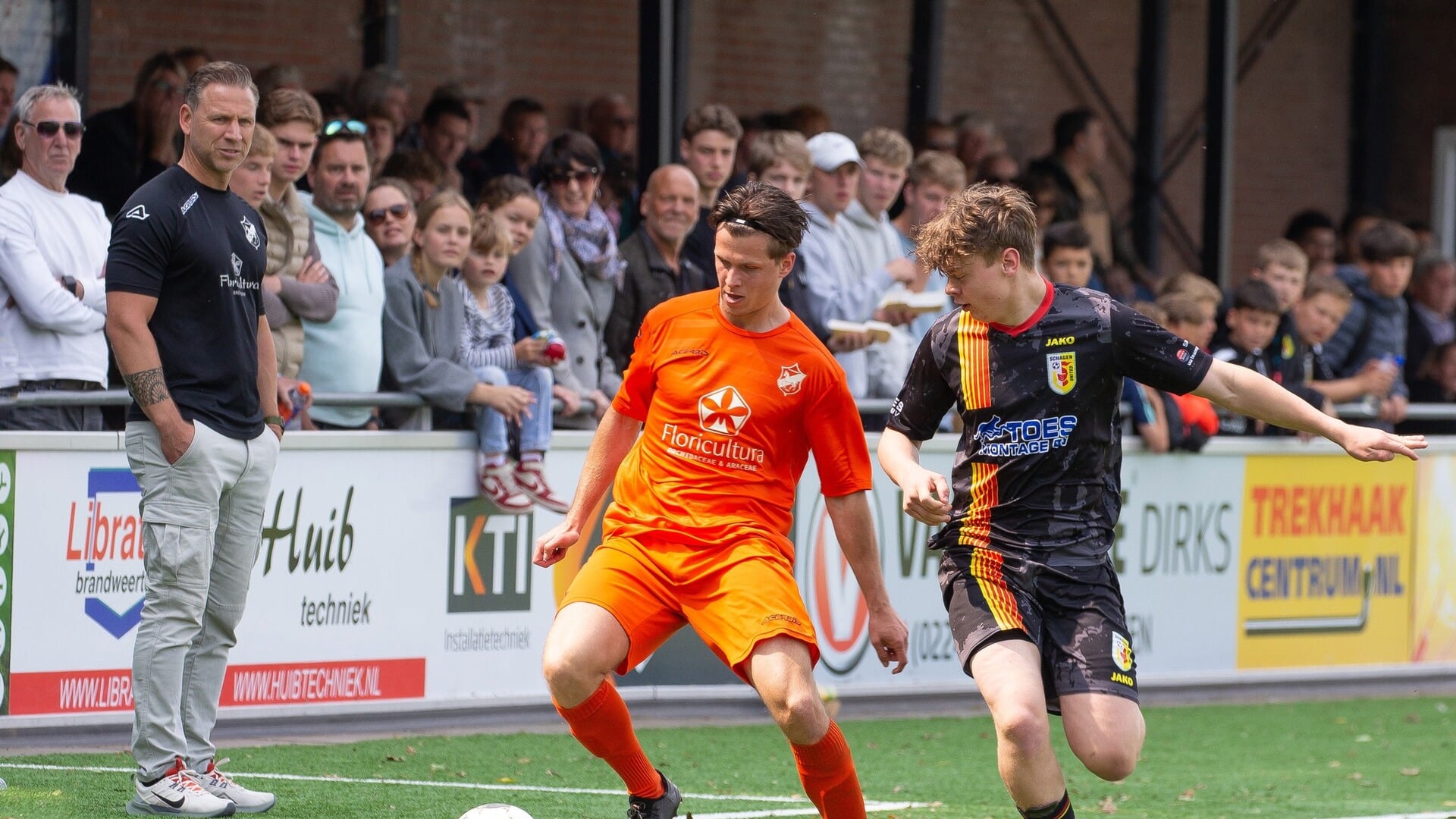 Assendelft trainer Guillaume Groot volgt de bewegingen van Bas de Groot.