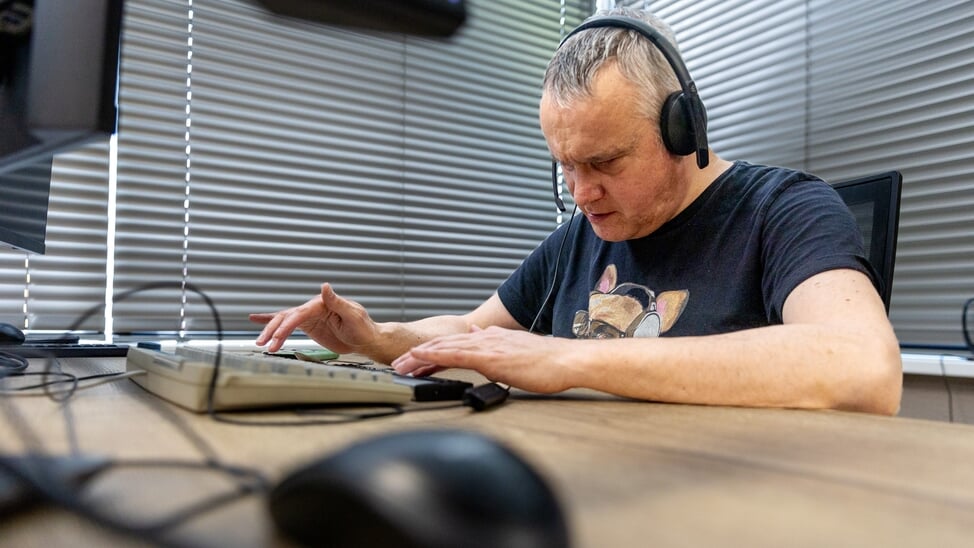 Richard op zijn werkplek bij RataPlan. 