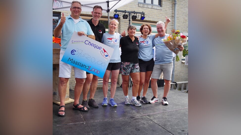 Op het podium werd de cheque uitgereikt, maar het eindbedrag zal uiteindelijk nog hoger worden. 