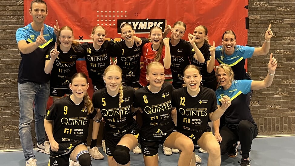 Het handbalteam v.l.n.r. : Pieter Mes, Sara Snel, Merel van der Gragt, Esmee Sjerps, Merel Bakker, Sis Duijn, Kiki Wubbolts, Merel van Dekken, Sanne Bakker, Amber Luiken, Sterre Sijm, Meike de Haan.