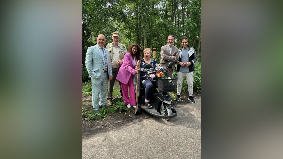 Vrijwilligers van het jaar en dagelijks bestuur bij de bomenplant aan de Laan van Verdienste.