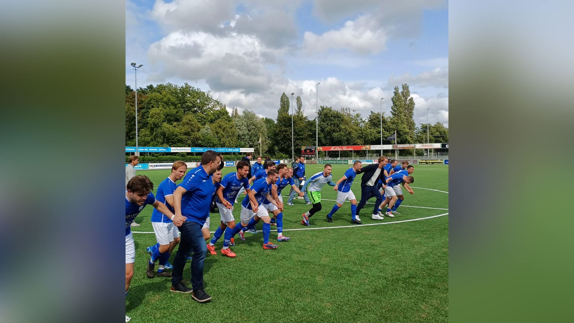 Vrolijkheid alom bij de Blauwwitters.