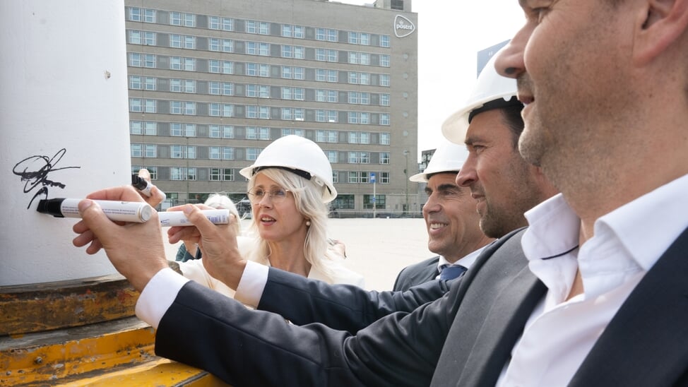 Wethouder Robert van Asten, minister Mona Keijzer de eerste paal. Dat deden ze samen met Rick van Geffen en Arno Schneider – beiden mede-eigenaar van ontwikkelaar Included Development.
