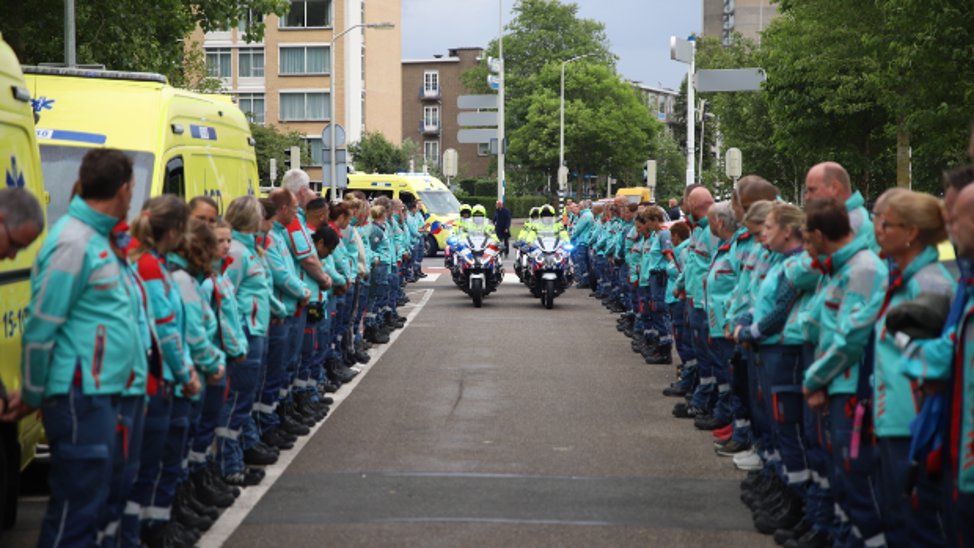 Erehaag tijdens uitvaart overleden ambulancebroeder Ockenburgstraat Den Haag
