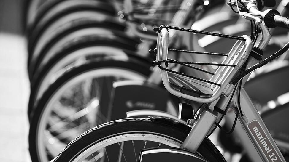 De gemeente Amsterdam en de Vervoerregio Amsterdam willen het gebruik van de fiets stimuleren in de autoluwe delen van IJburg.