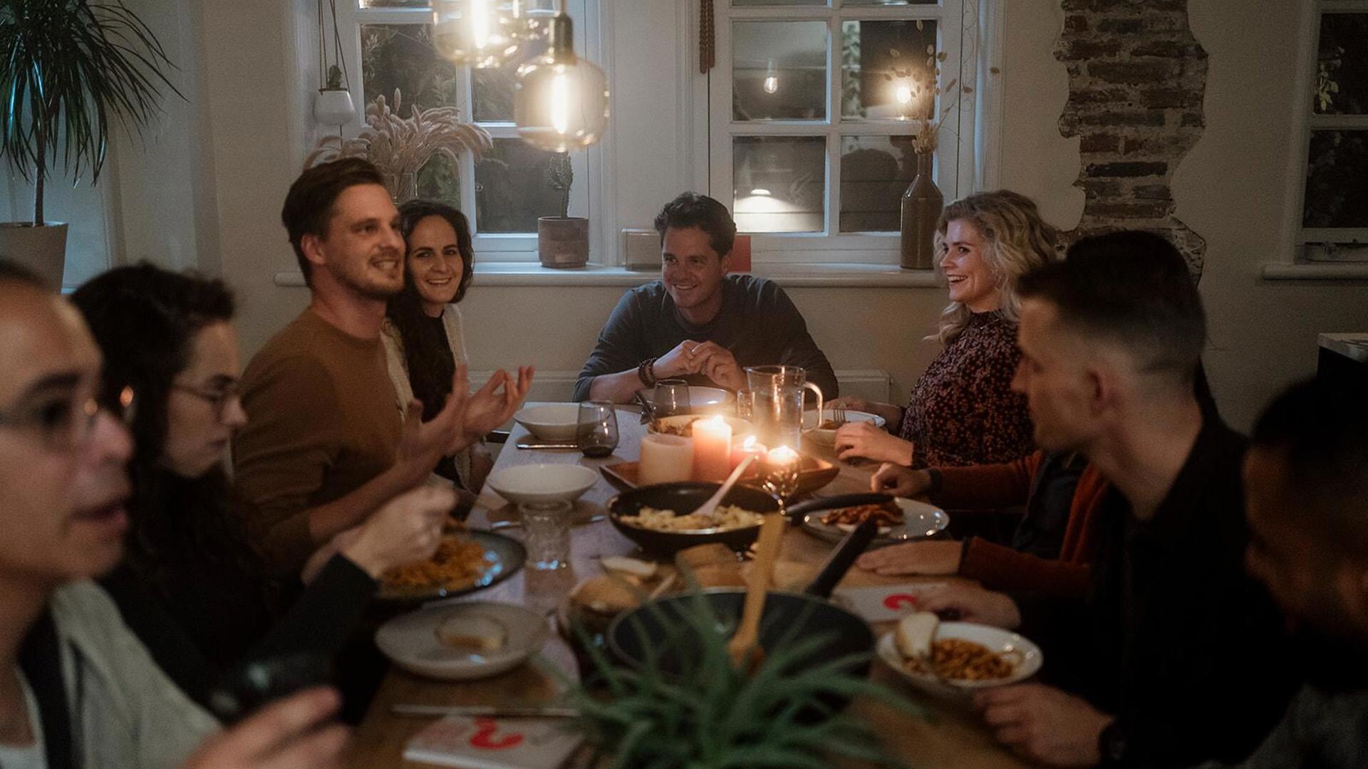 Eerst samen eten en dan een goed gesprek over zingeving en wat geloven in een hogere macht (en alles wat daar tussenin zit en ter sprake komt) kan betekenen in je leven. Dat is de opzet van de Alpha-cursus.
