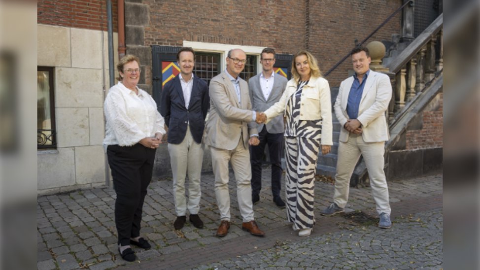 v.l.n.r. Margret de Roodt (projectleider gemeente), Niels Ophof (AJ Real Estate), Maarten van Lit (AJ Real Estate), Thijs Ruiter (FiMek), wethouder Ivana Somers – Gardenier, Sjoerd Mol (FiMek)